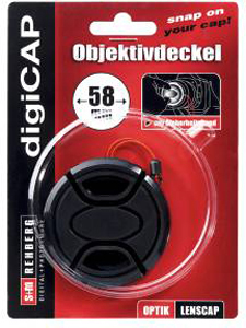 Verpackung für Objektivdeckel. Schwarze Kappe, rote und weiße Verpackung.