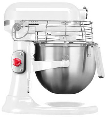 Ein weißer KitchenAid-Küchenmixer mit einer Edelstahlschüssel. Er hat einen Drahtschutz und einen roten Knopf.