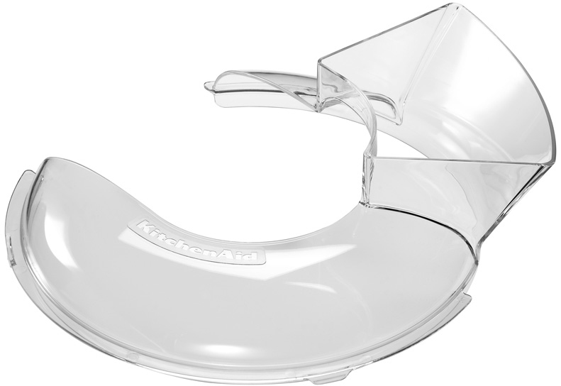 Klarer Kunststoff-Aufsatz für die KitchenAid-Küchenmaschine. Er ist gebogen und trägt den Markennamen.