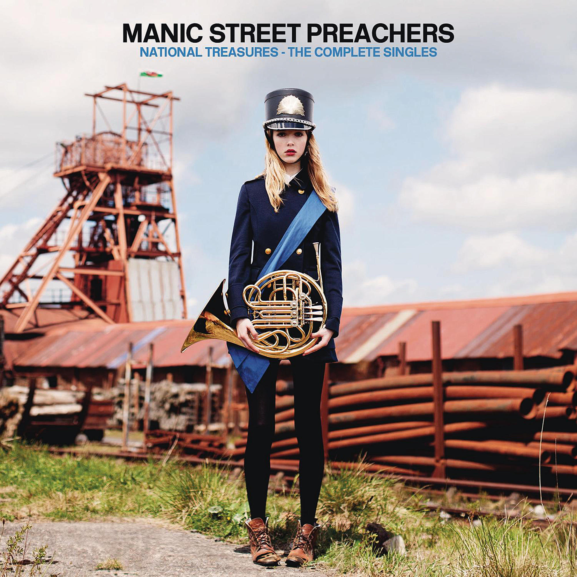 Albumcover, 'Manic Street Preachers - National Treasures'. Eine Frau in Uniform hält ein Horn.