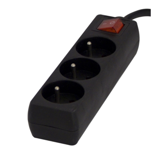 Multiprise noire avec trois prises et un interrupteur rouge, sur fond blanc.