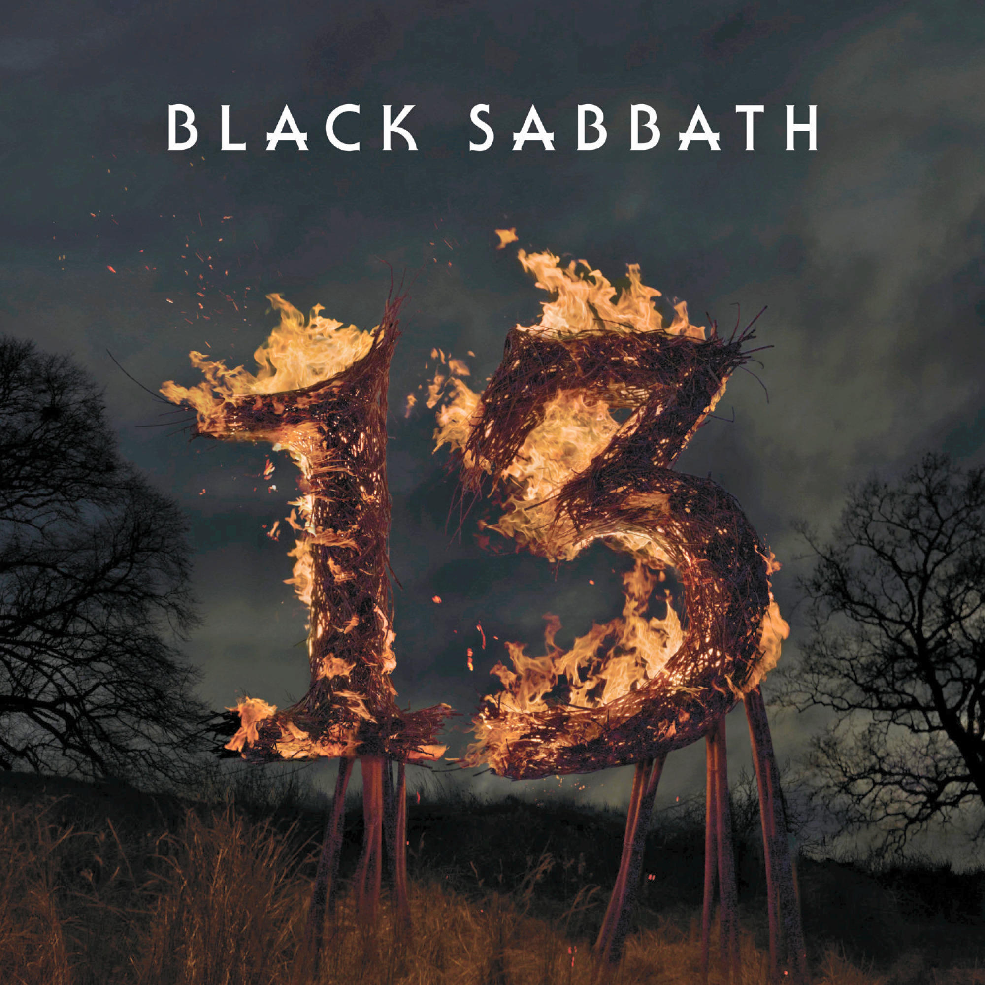 Pochette de l'album '13' de Black Sabbath. Le chiffre 13 en flammes contre un ciel sombre, avec un champ.