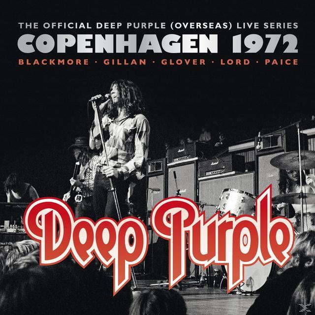 Live-Konzertfoto von Deep Purple auf der Bühne. Bandmitglieder sind mit Instrumenten zu sehen, Logo prominent dargestellt.