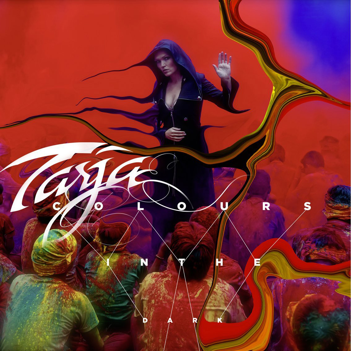 Frau im schwarzen Mantel, Hand erhoben, über einer Menge. Albumcover mit dem Wort 'Tarja'.