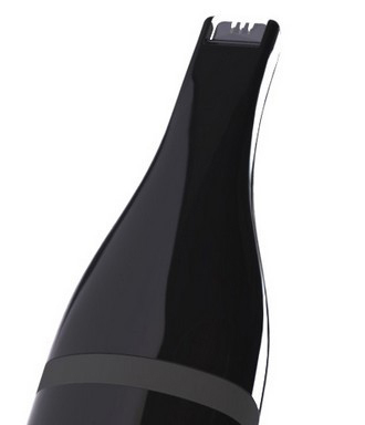 Primer plano de una botella negra elegante con diseño curvo, banda oscura y parte superior texturizada sobre blanco.