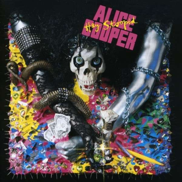 Alice Cooper album borítója. Koponya kígyókkal, pénzzel és sárga ceruzával, színes háttéren.