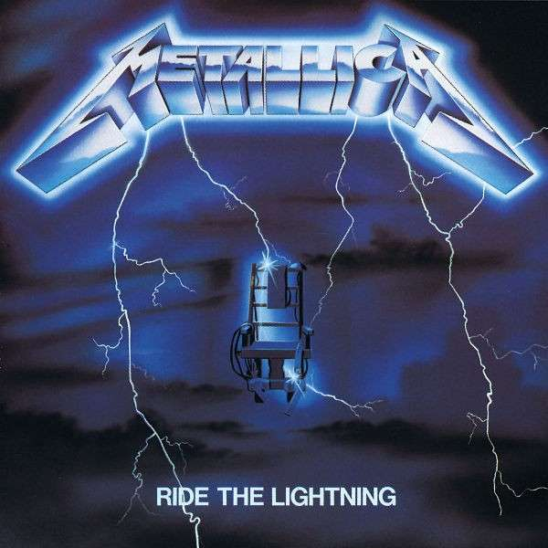 Album borító, elektromos székkel kék viharban, alul a 'RIDE THE LIGHTNING' felirattal.