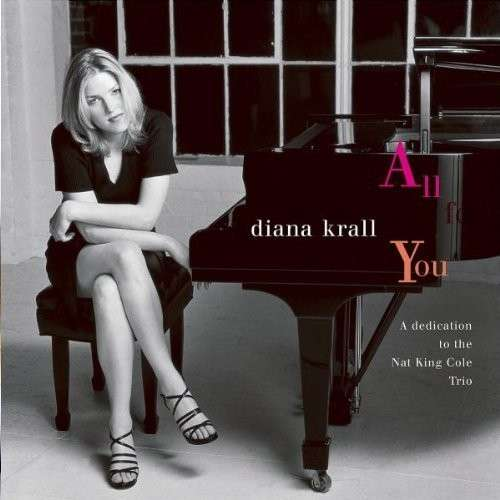 Diana Krall album borító. Fekete-fehér fotó: nő a zongoránál, szöveg: 'All for You'.