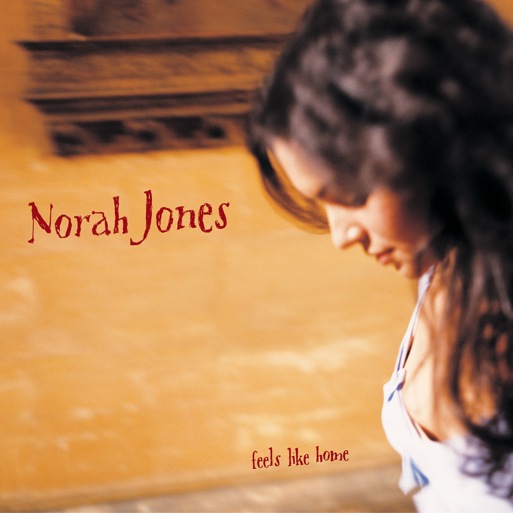 Norah Jones album borítója. Egy nő arca profilból, a 'Norah Jones' címmel, az album címe 'feels like home'.