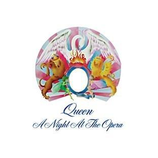 Queen album borító a zenekar címerével: korona, oroszlánok, hattyú, a szöveg: A Night At The Opera.