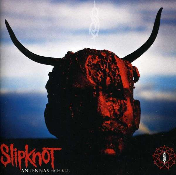 Album borító egy vörös ördögszerű arcot mutat szarvakkal a kék ég előtt, „Antennas to Hell” címmel.