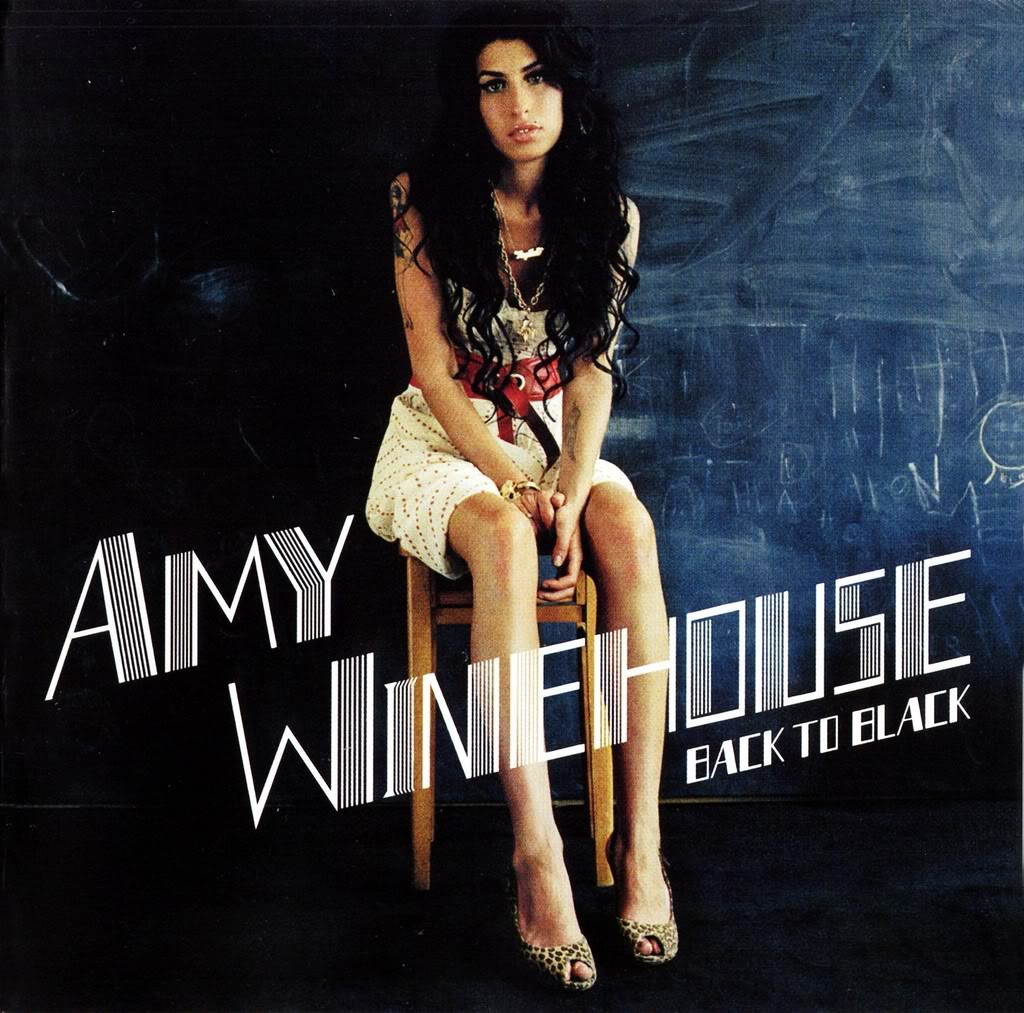Amy Winehouse album borító: Back to Black. Amy egy széken ül, sötét háttér, szöveg.