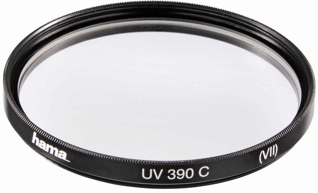 Nahaufnahme eines schwarzen UV-Filters mit transparentem Glas. Der Name 'hama' ist sichtbar.
