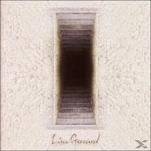 Eine Treppe führt in die Dunkelheit, umrahmt von einer strukturierten weißen Wand, darunter steht der Name Lisa Gerrard.