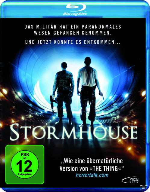 DVD-Cover: Zwei Männer in Uniformen mit Waffen, futuristischer Hintergrund, blau und weiß.