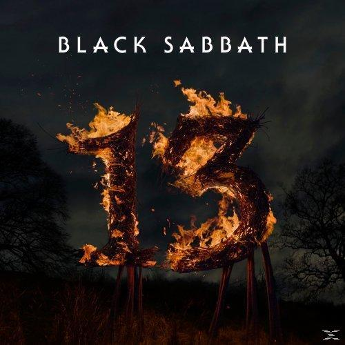 Black Sabbath '13' Albumcover. Flammende Zahl '13' vor einem dunklen, unheimlichen Himmel. Bäume im Hintergrund.