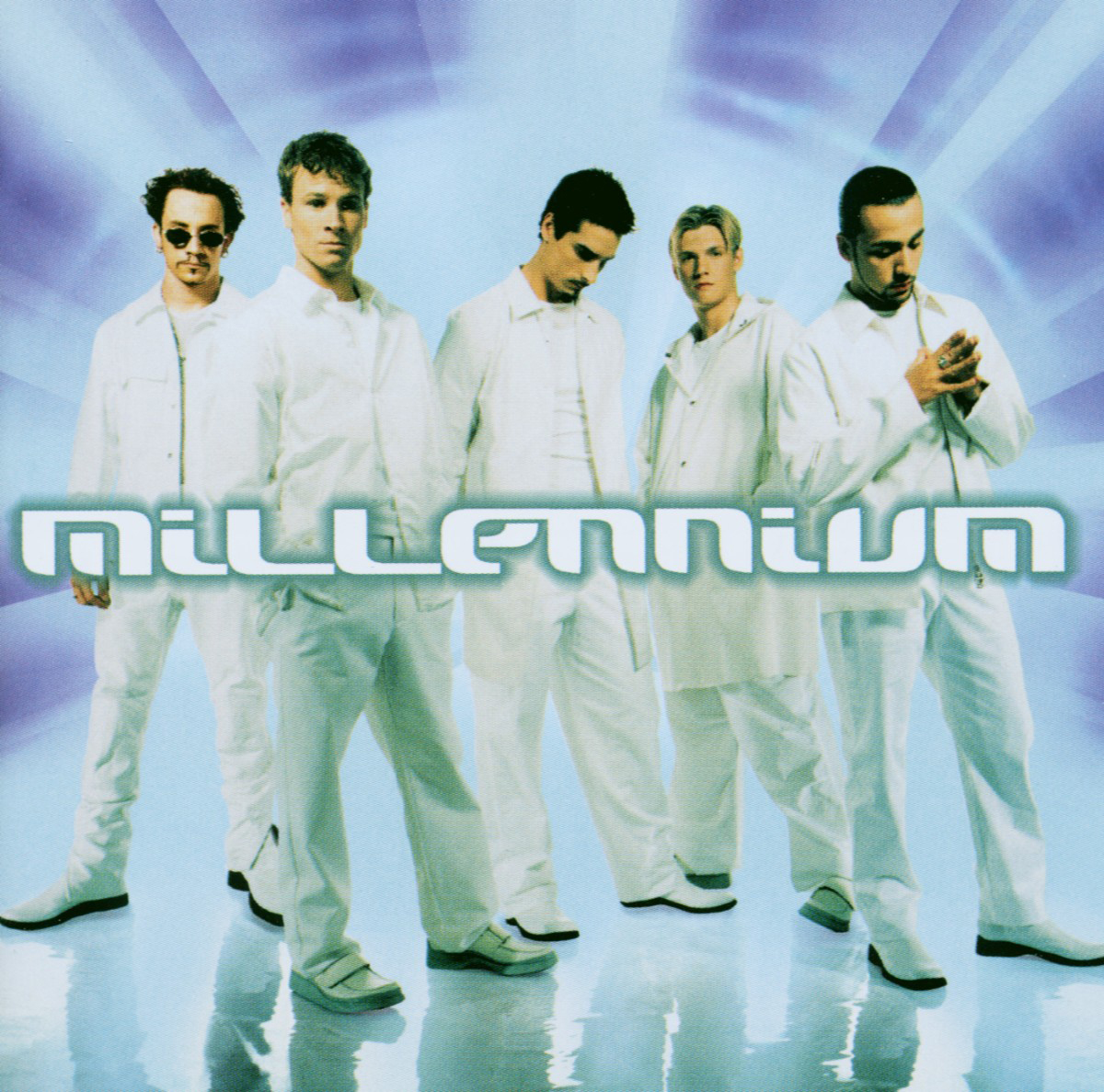 Albumcover mit fünf Männern in weißen Outfits und einer reflektierenden Oberfläche. Text: Millennium.