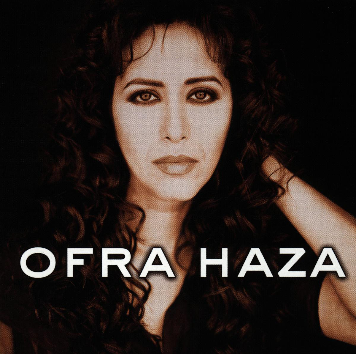 Albumcover von Ofra Haza. Ein Foto ihres Gesichts mit dunklen Haaren und dunklem Hintergrund.