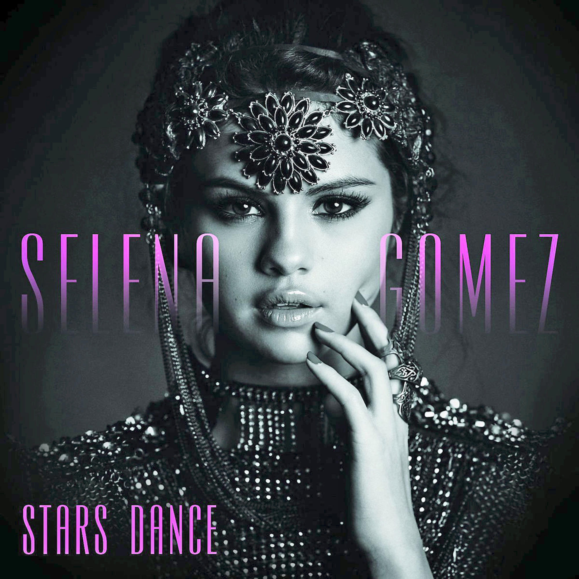 Albumcover: Selena Gomez, Gesicht Nahaufnahme. Text: Selena Gomez, Stars Dance. Sie trägt Schmuck.