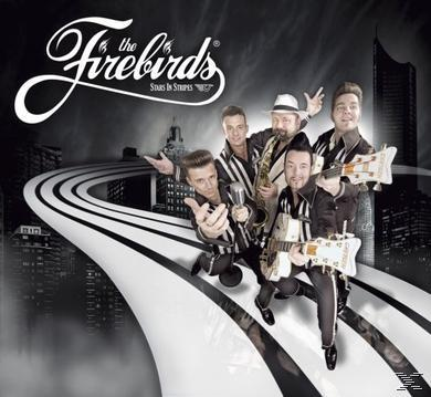 Band auf Albumcover, schwarz-weiß. Stadtlandschaft im Hintergrund. Straßendesignelement. Titel: The Firebirds.