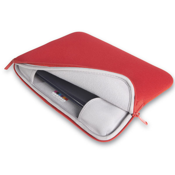 Rote Laptoptasche, ein Laptop ist teilweise darin sichtbar. Reißverschluss verläuft oben und an der Seite. Grauer Innenraum.