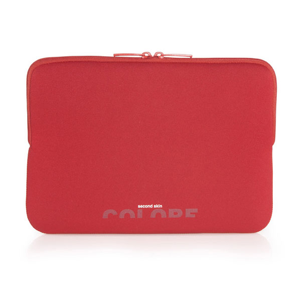 Rote Laptop-Hülle mit dem Aufdruck 'second skin COLORE'. Sie hat einen Reißverschluss oben.