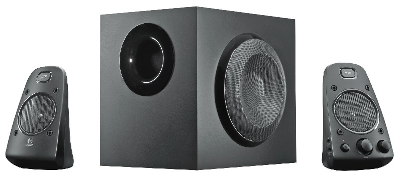 Siyah bir Logitech hoparlör sistemi. Bir subwoofer'ı ve iki uydu hoparlörü vardır. Tüm hoparlörler koyu gridir.