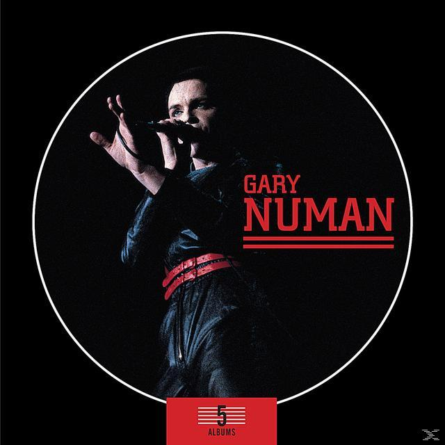 Albumcover. Gary Numan auf der Bühne, rot-schwarzes Thema. Kreisrahmen, Titel: Gary Numan.