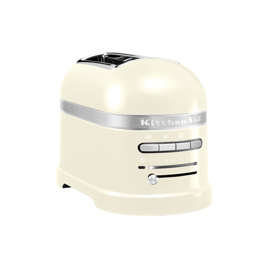 Cremefarbener KitchenAid-Toaster.