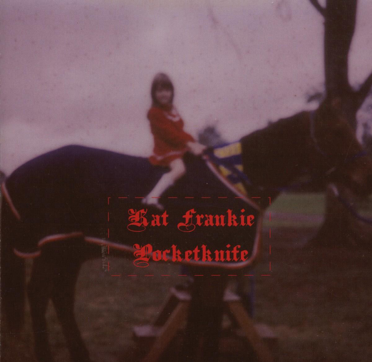 Ein Mädchen in einem roten Kleid reitet auf einem schwarzen Pferd, Text: 'Kat Frankie Pocketknife'.