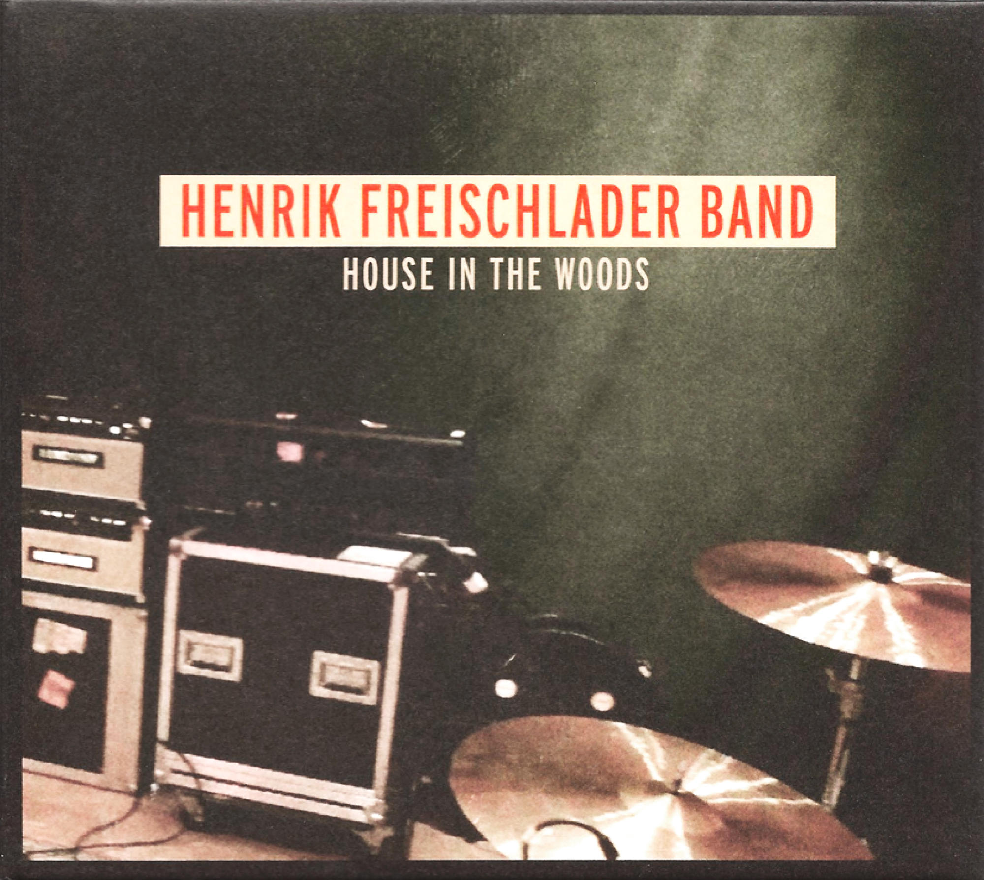 Ein CD-Cover mit dem Text 'Henrik Freischlader Band' und 'House in the Woods'.