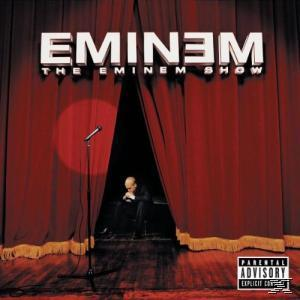 Eminem album borítója: Eminem a színpadon, vörös függöny és mikrofonállvány.