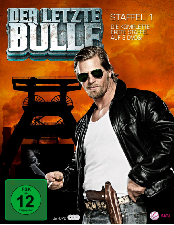 Der letzte Bulle DVD-Cover. Mann mit Sonnenbrille und Pistole vor industrieller Kulisse. Raucht eine Zigarette.