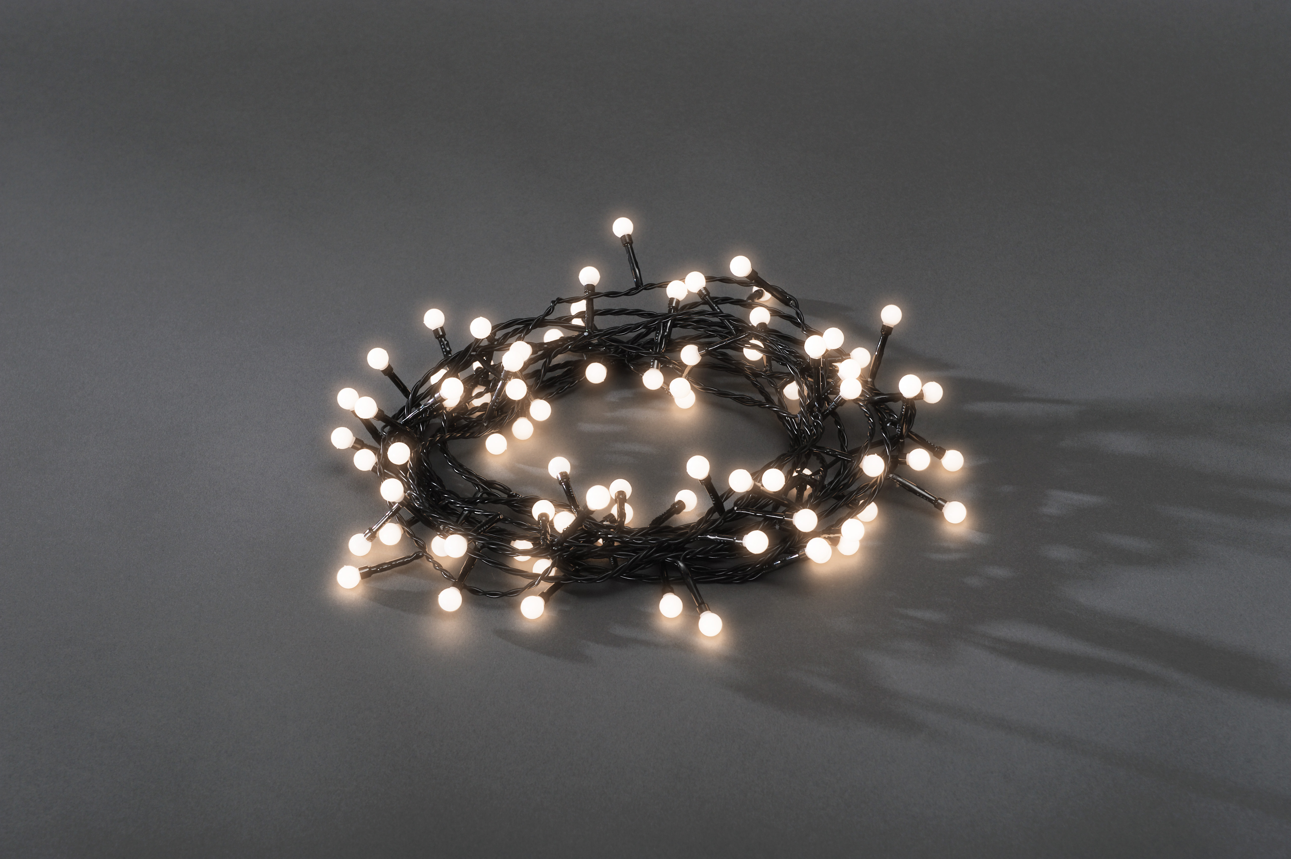 Eine Lichterkette mit warmweißen LEDs in Kreisform auf grauem Hintergrund.