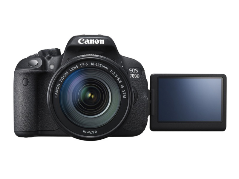 CANON EOS 700D 18-135mm IS Lens Kit Dijital SLR Fotoğraf Makinesi