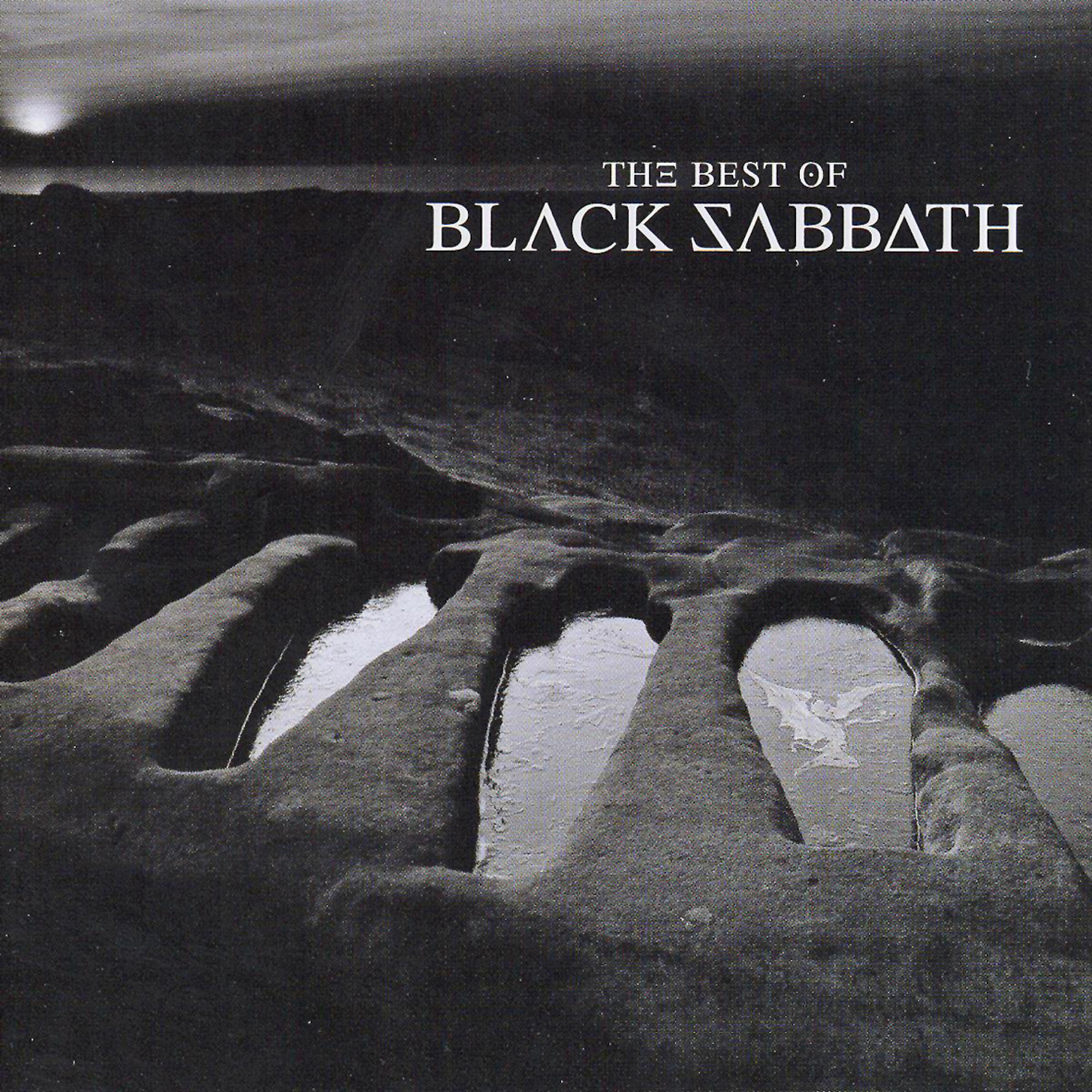 Black Sabbath Albumcover: Schwarz-Weiß-Foto von Särgen in einer dunklen, trostlosen Landschaft.