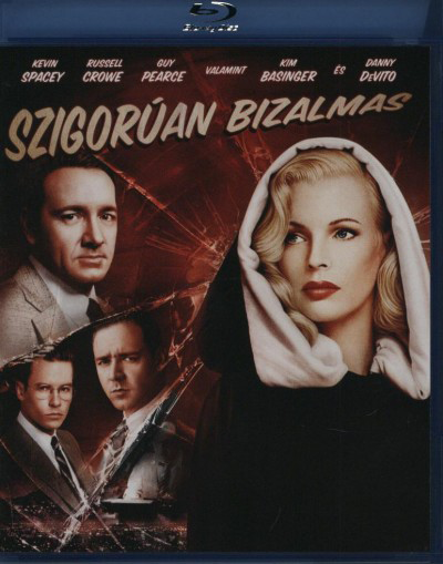 Blu-ray borító: Színészek, fehér kapucnis nő, 'Szigorúan Bizalmas' felirattal.