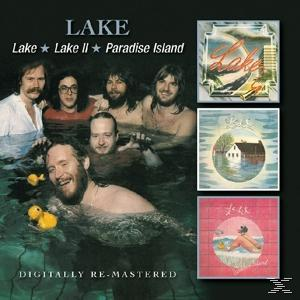 Band in einem Pool, Bilder von Albumcovern im Hintergrund.
