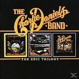 Albumcover von The Charlie Daniels Band, schwarzer Hintergrund und drei Albumcover.