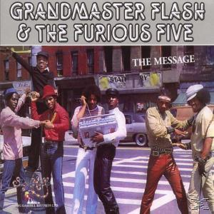Albumcover. Grandmaster Flash & The Furious Five. Leute stehen vor einem Gebäude.