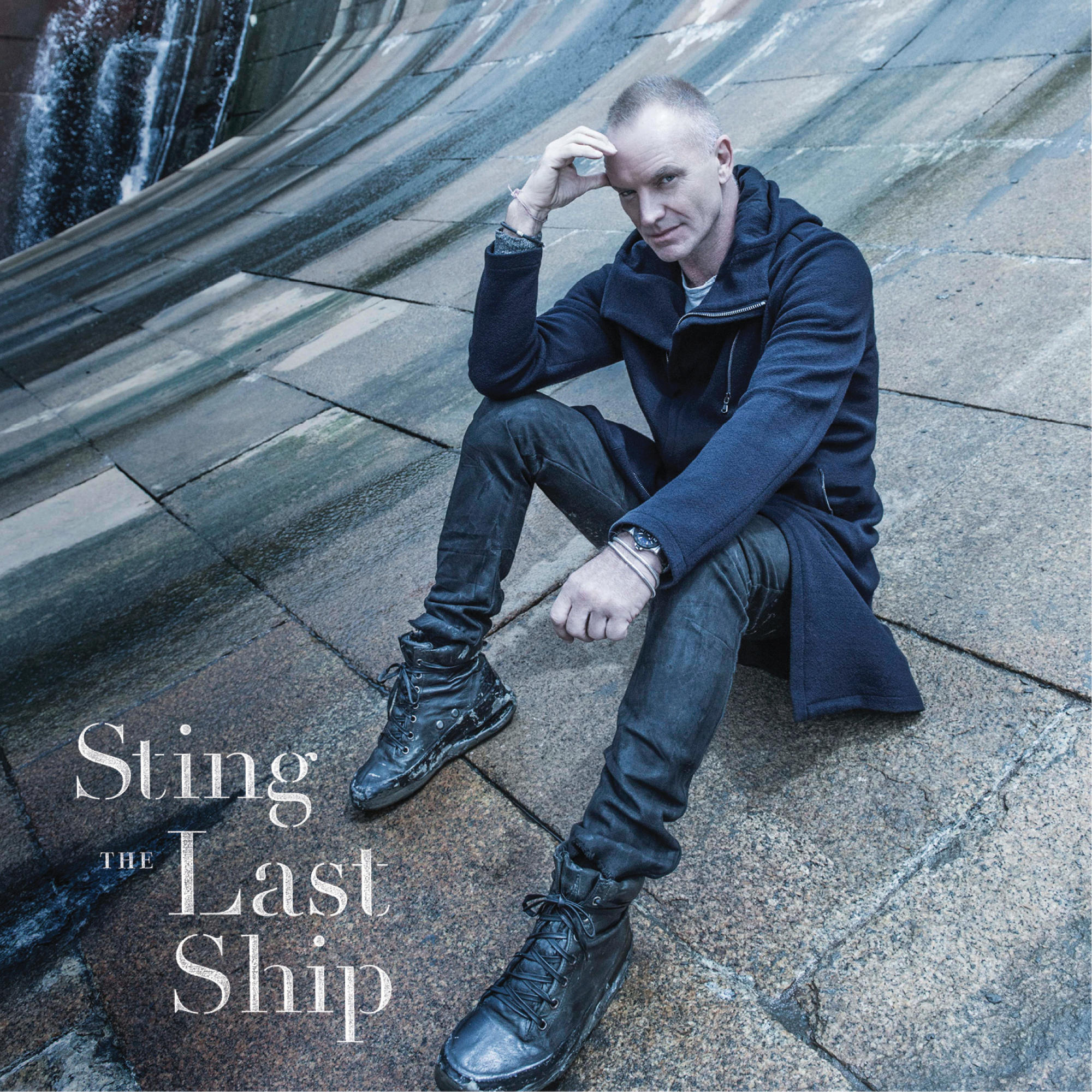 Sting auf Albumcover: Er sitzt mit Wasserfall im Hintergrund. Albumtitel: The Last Ship.