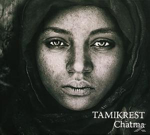 Nahaufnahme einer jungen Frau mit dunklem Kopftuch, TAMIKREST Chatma Schriftzug.