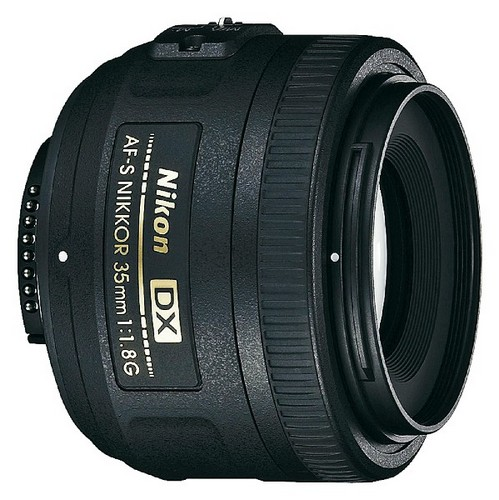 Nikon 35mm Objektiv mit schwarzem Gehäuse, Nikon- und DX-Markierungen. Das Objektiv befindet sich auf weißem Hintergrund.