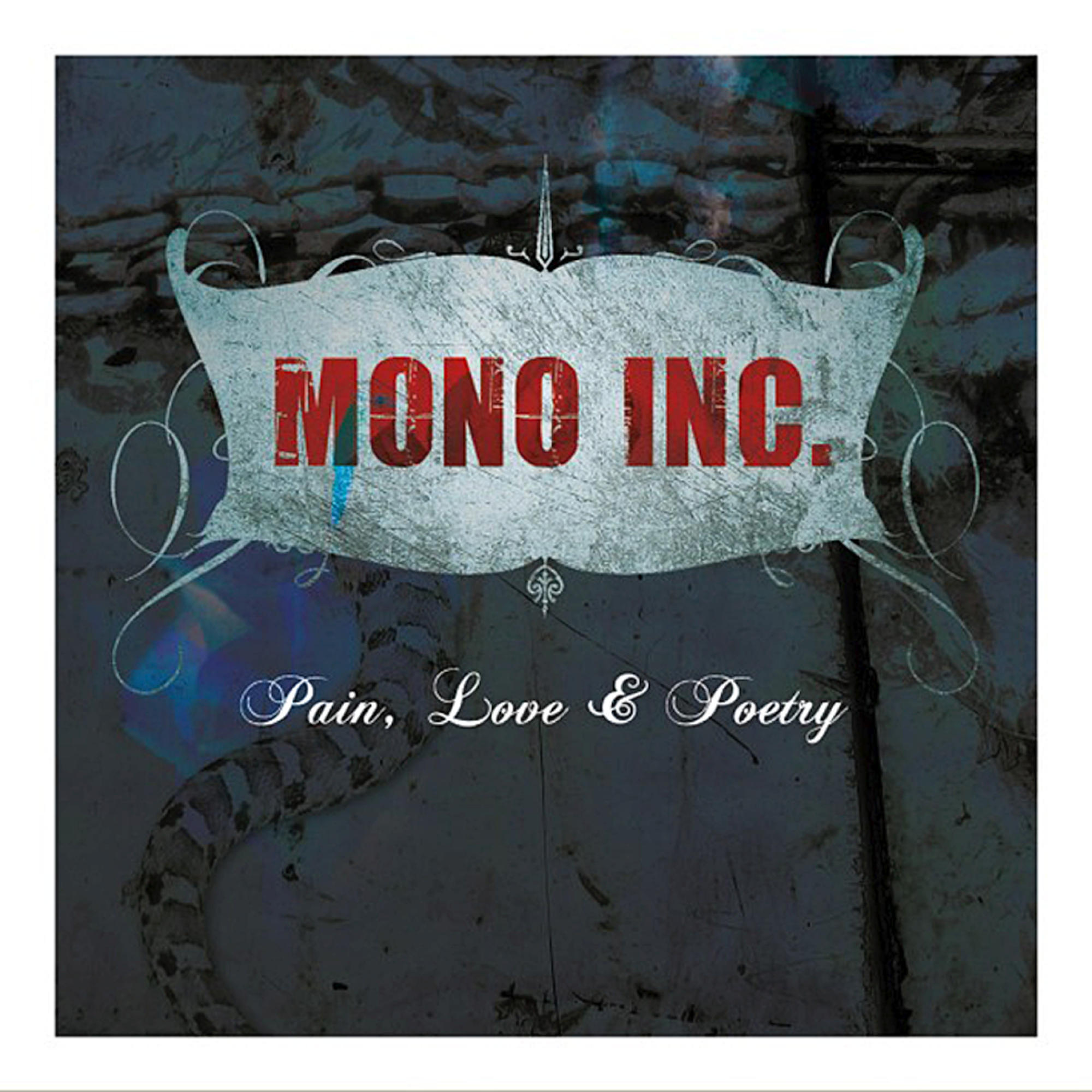Albumcover: Mono Inc. Logo in Rot auf grauem Banner. Titel: Pain, Love & Poetry. Dunkler Hintergrund mit Schlange.