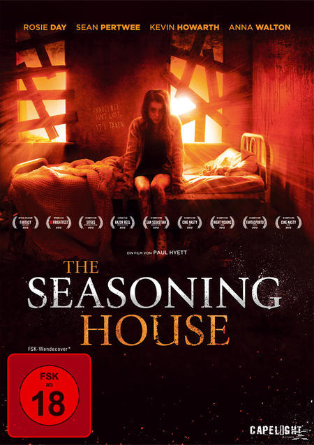 Filmplakat. Eine Frau sitzt in einem dunklen Raum auf einem Bett. Der Titel lautet 'The Seasoning House'.