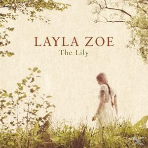 Layla Zoe Albumcover. Frau geht durch ein Grasfeld, Bäume oben, Text oben.