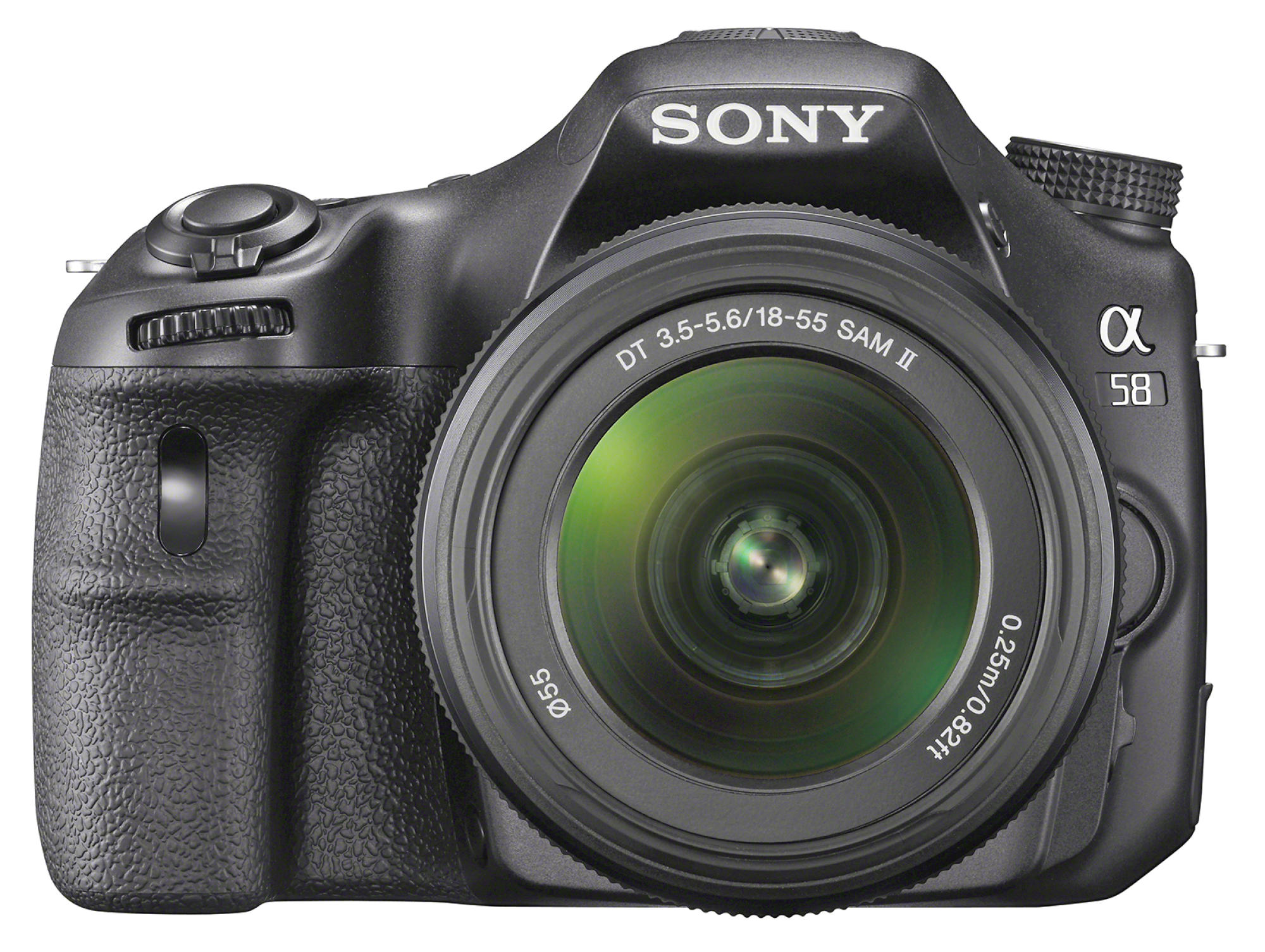Una cámara Sony α58 negra. Tiene una lente, un visor y un agarre. La lente es verde, con números y letras.