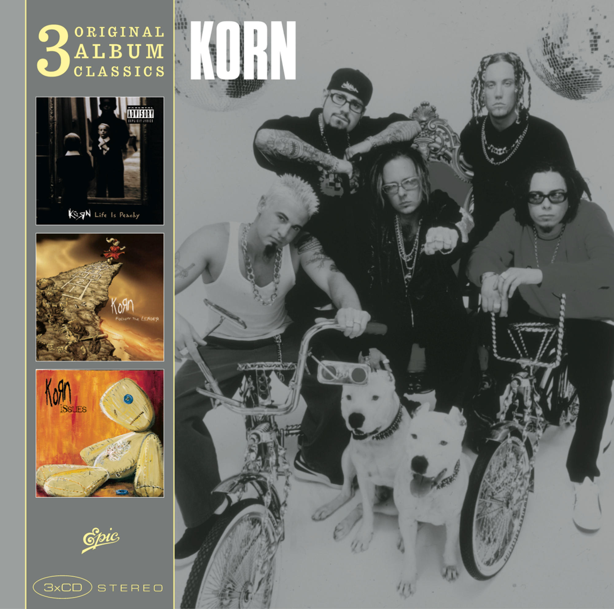 Korn albumborító, a zenekar tagjaival, három albumborítóval és egy kutyával.
