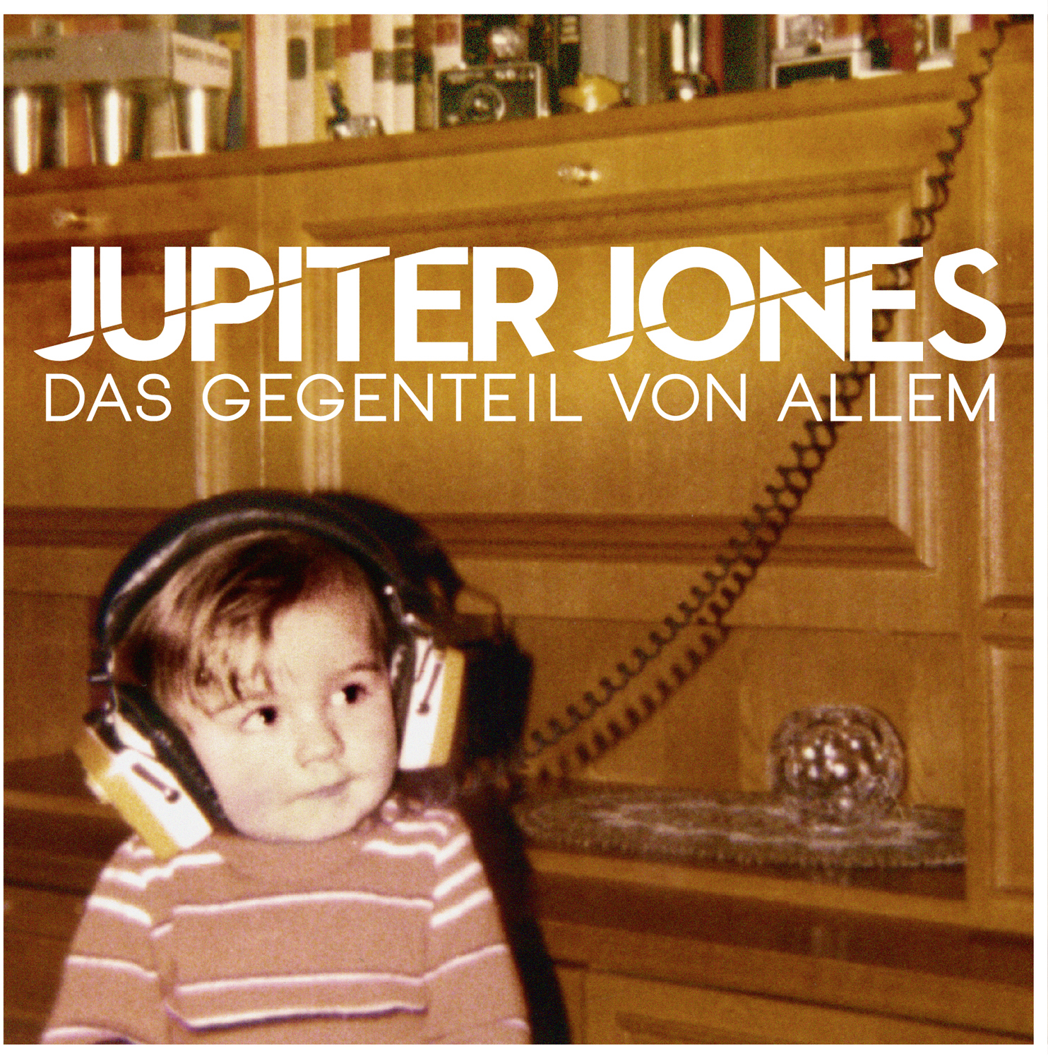Albumcover mit einem Kind mit Kopfhörern. Der Albumtitel lautet "Jupiter Jones - Das Gegenteil von Allem".