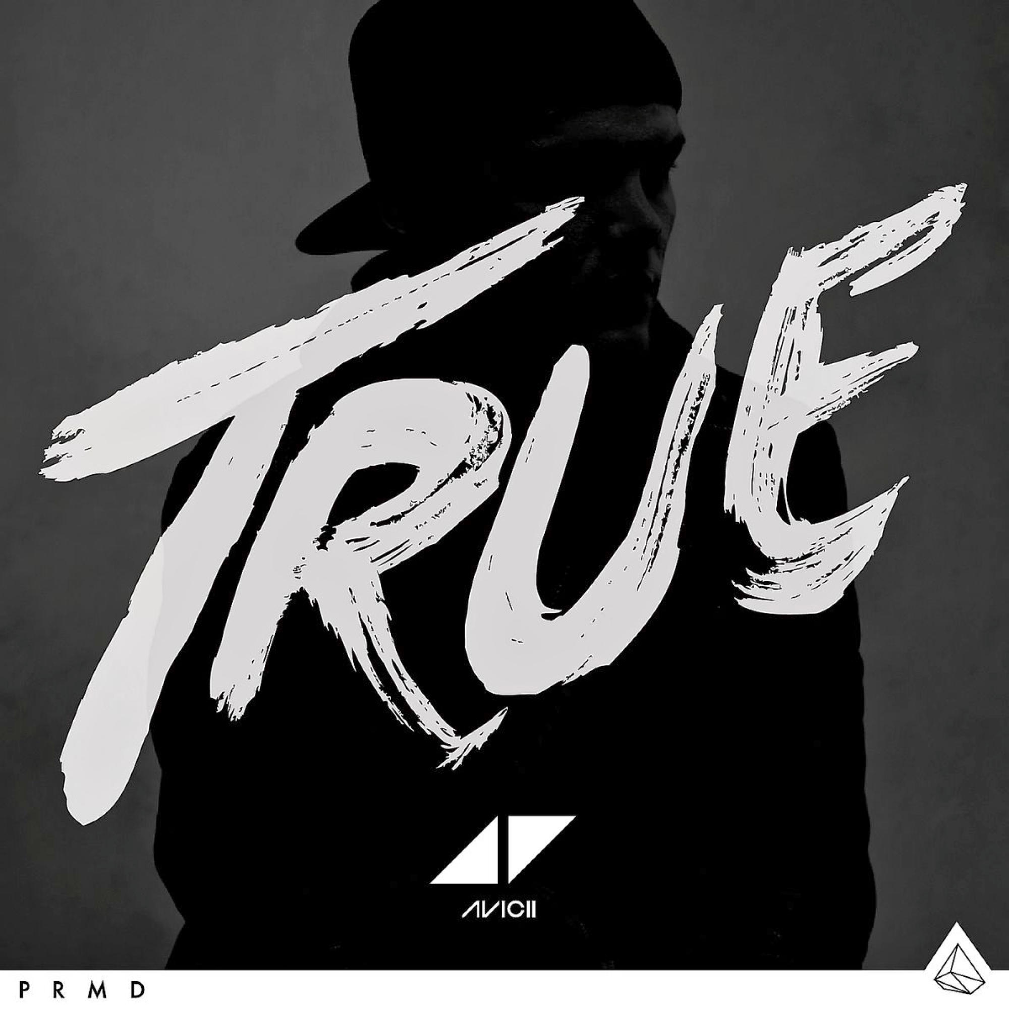 Albumcover: Avicii, schwarz und weiß, Text 'True' in Weiß, Avicii-Logo und eine Kappe.